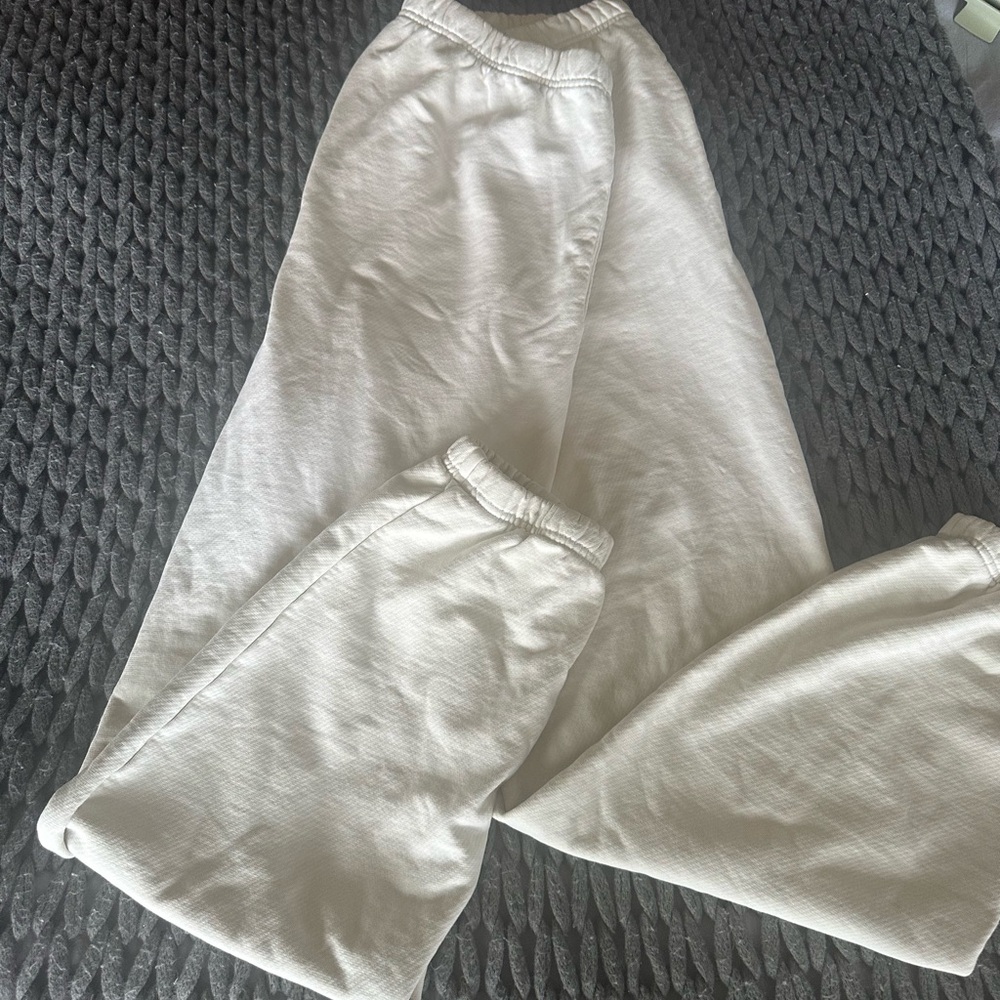 Aritzia SuperWorld sweatpants. NWOT.